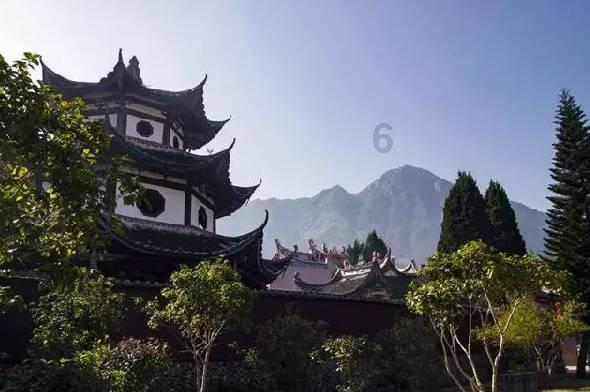 云南镇雄县山体滑坡救援持续，此次灾害属坡顶陡崖区发生崩塌